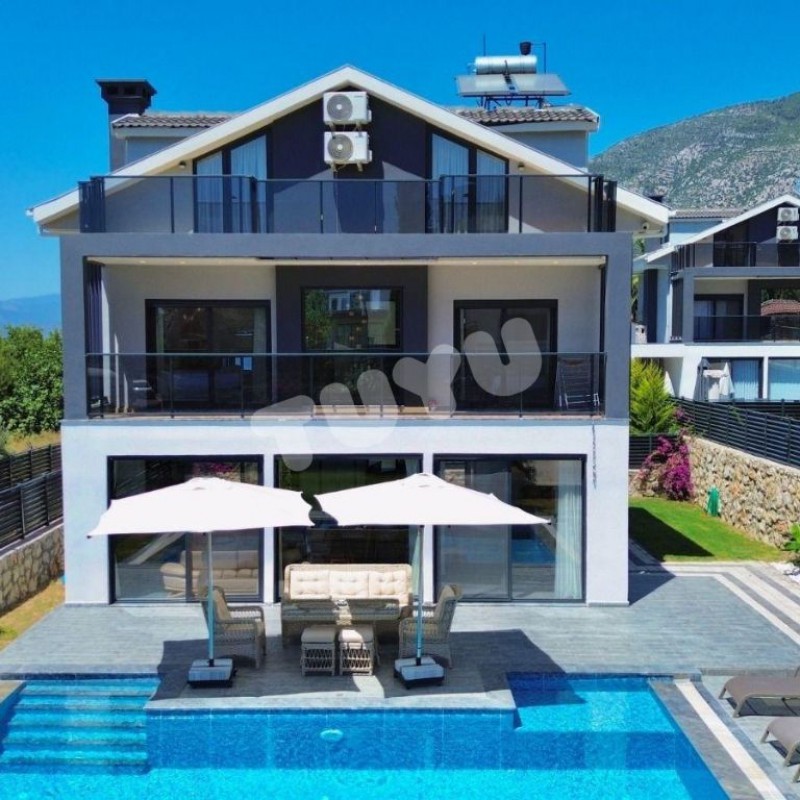 Villa Tuyu 10-44 / Ranya