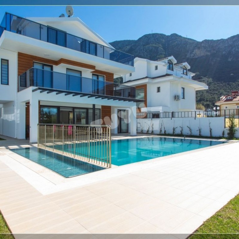 Villa Tuyu 10-51 / Berzan