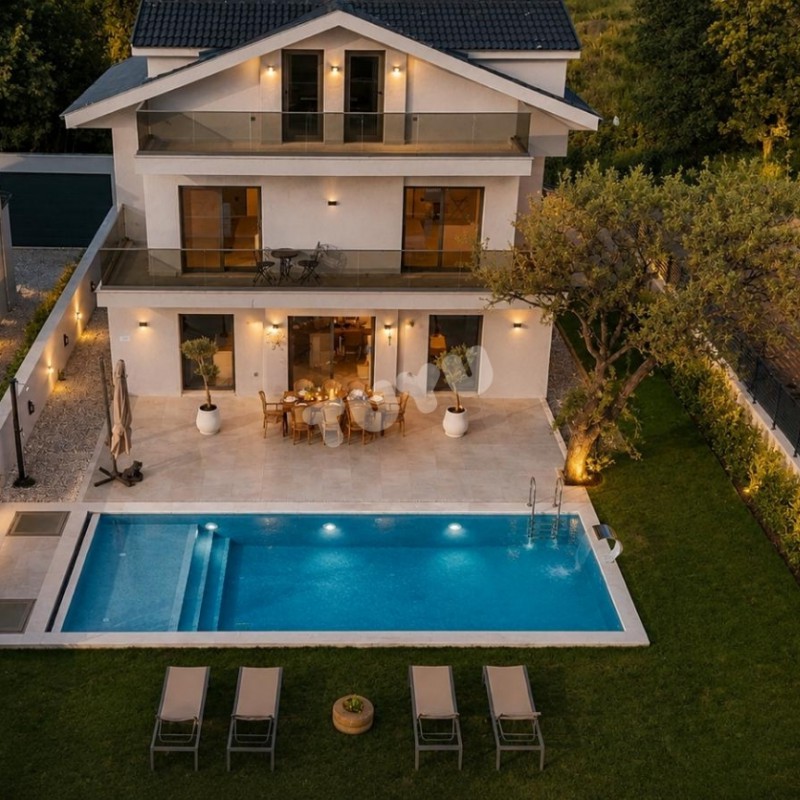 Villa Tuyu 10-67 / Oscar 2