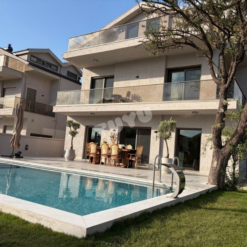 Villa Tuyu 10-67 / Oscar 2