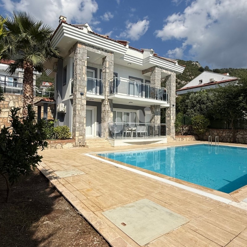 Villa Tuyu 10-74 / Bella