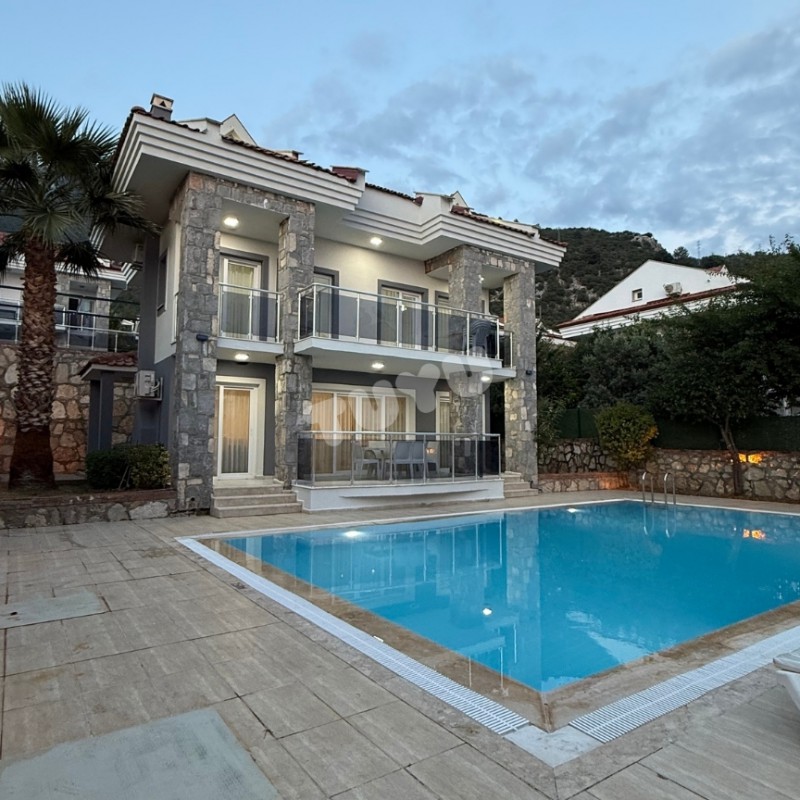 Villa Tuyu 10-74 / Bella
