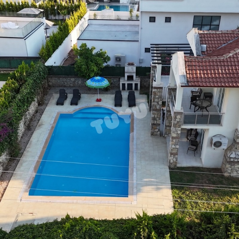 Villa Tuyu 10-78 / Ozan