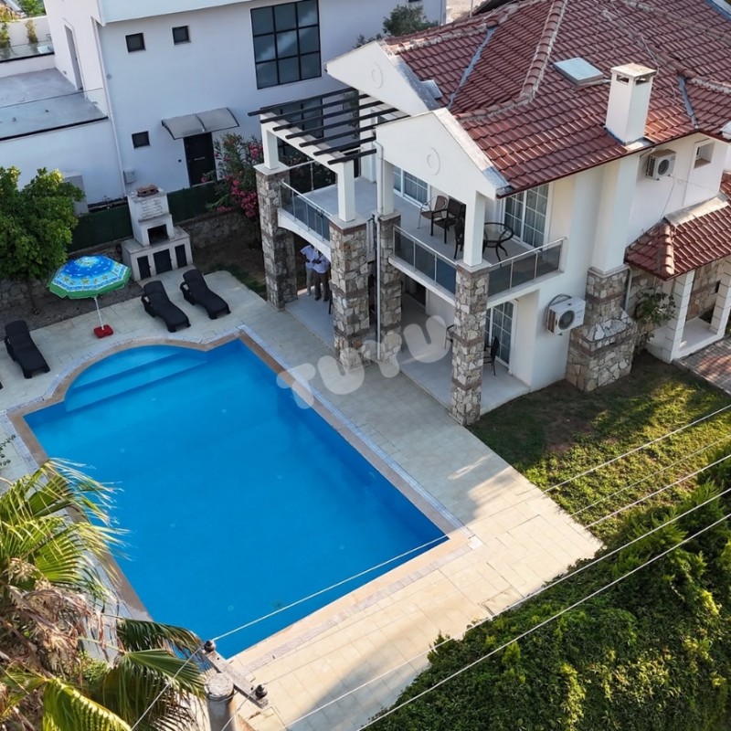 Villa Tuyu 10-78 / Ozan