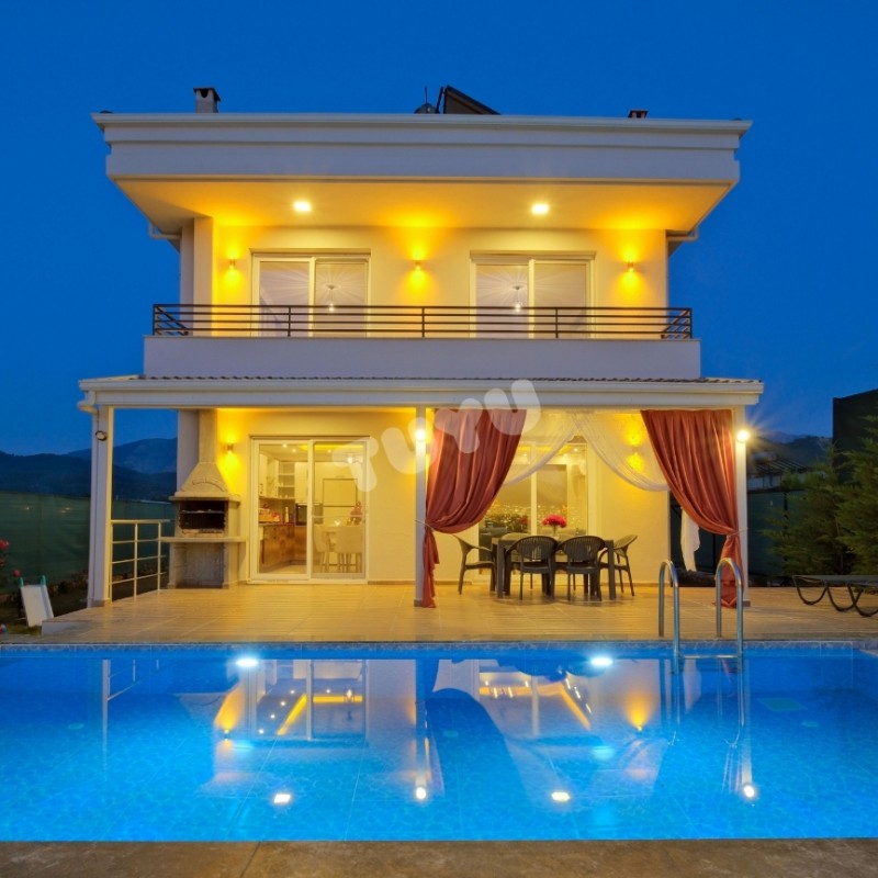 Villa Tuyu 12-4 / Lara Shine