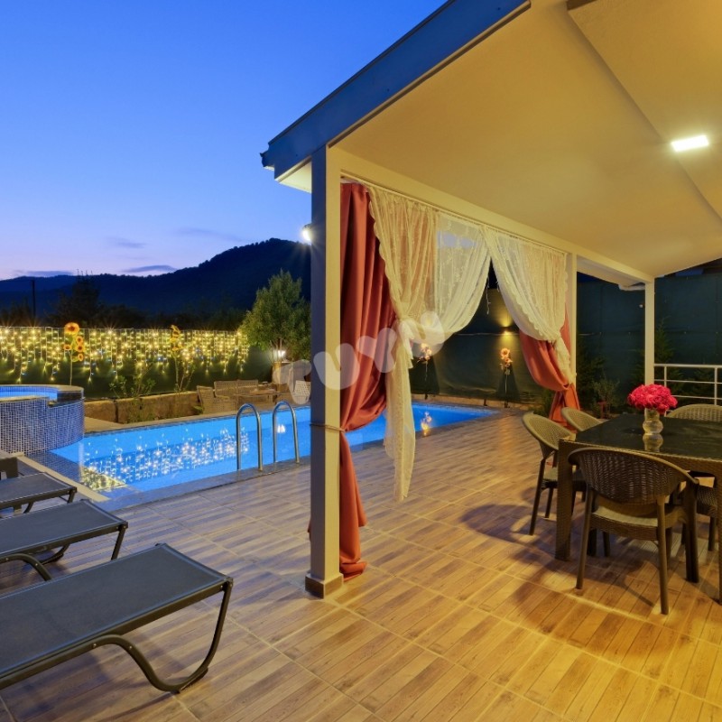 Villa Tuyu 12-4 / Lara Shine