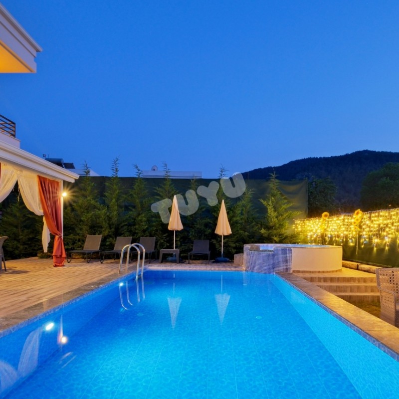 Villa Tuyu 12-4 / Lara Shine