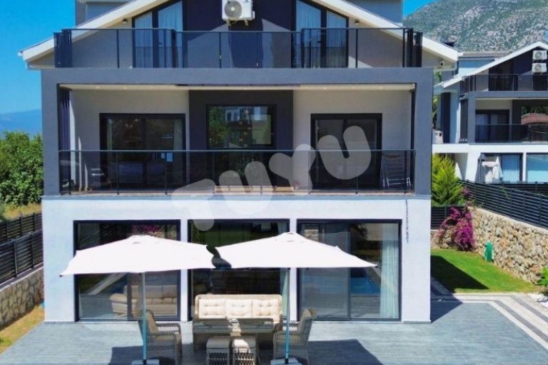 Villa Tuyu 10-44 / Ranya
