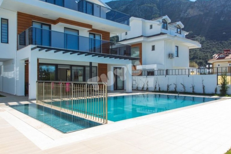 Villa Tuyu 10-51 / Berzan