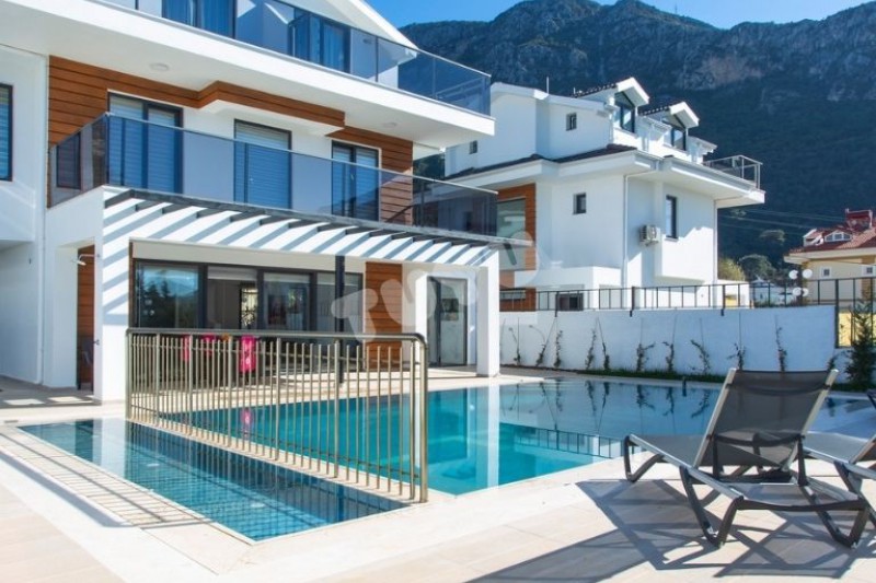 Villa Tuyu 10-51 / Berzan