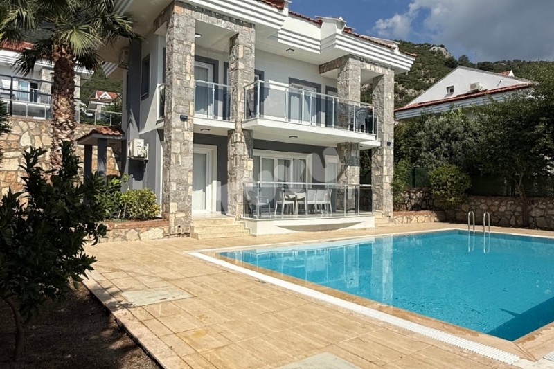 Villa Tuyu 10-74 / Bella