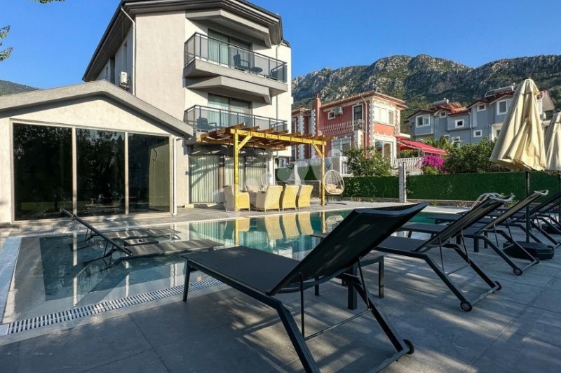 Villa Tuyu 10-76 / Devin