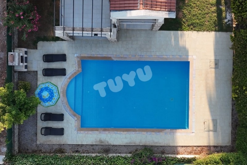 Villa Tuyu 10-78 / Ozan