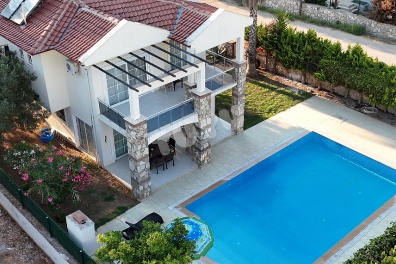 Villa Tuyu 10-78 / Ozan