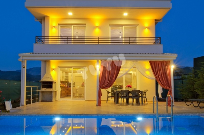 Villa Tuyu 12-4 / Lara Shine