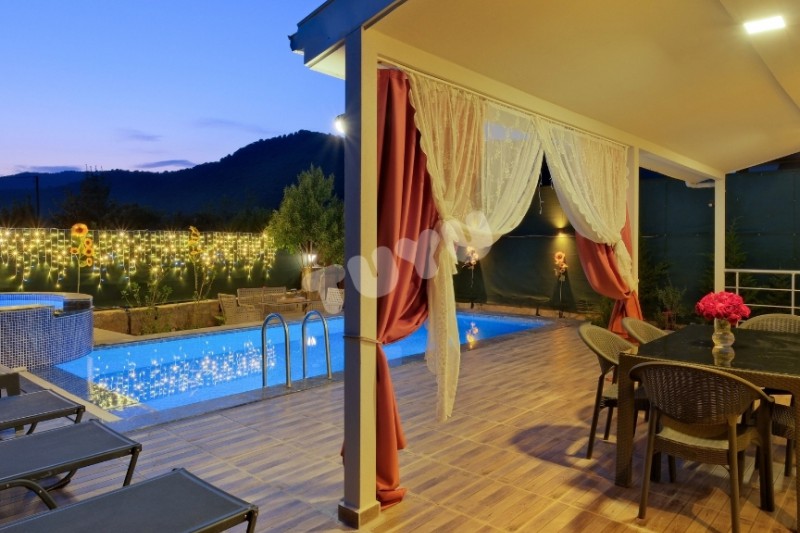 Villa Tuyu 12-4 / Lara Shine