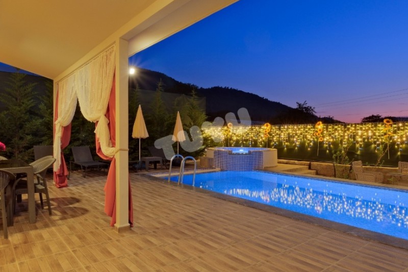 Villa Tuyu 12-4 / Lara Shine