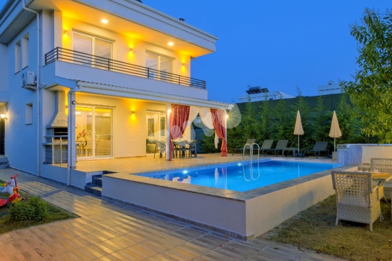 Villa Tuyu 12-4 / Lara Shine